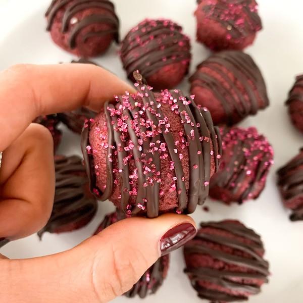 The Easiest Valentine's Day Cake Pops!